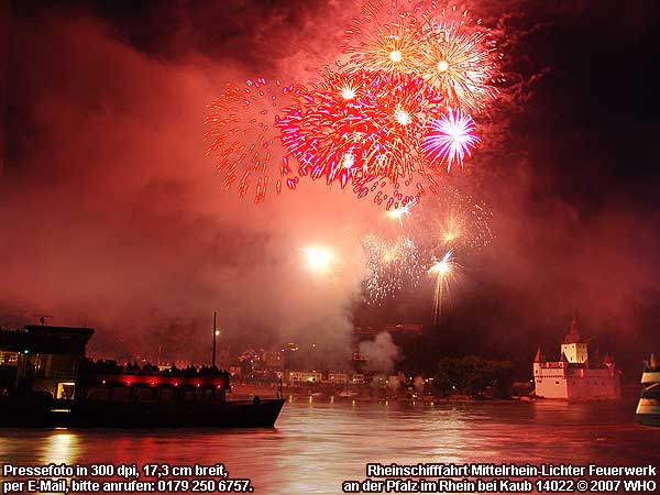 Rheinschifffahrt Mittelrhein-Lichter zum Maifest-Feuerwerk und Maiweinfest